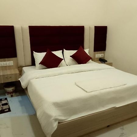 Hotel Lr Delite Inn Матхура Экстерьер фото