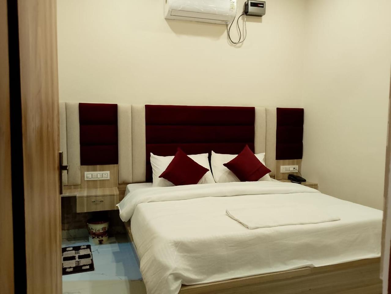 Hotel Lr Delite Inn Матхура Экстерьер фото