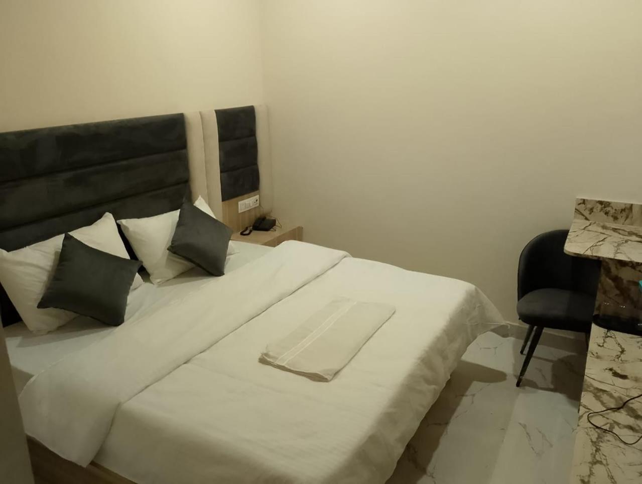 Hotel Lr Delite Inn Матхура Экстерьер фото
