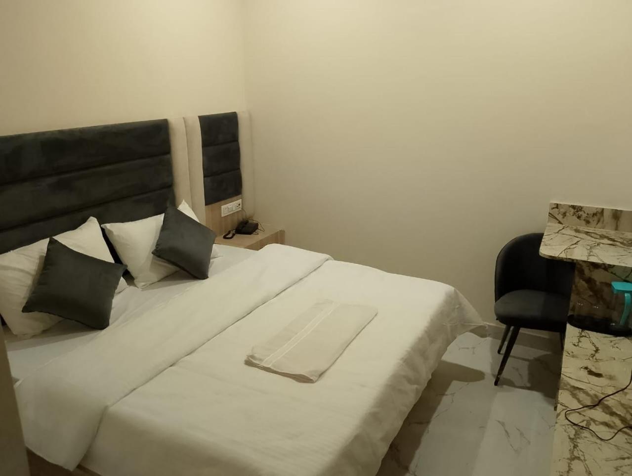 Hotel Lr Delite Inn Матхура Экстерьер фото