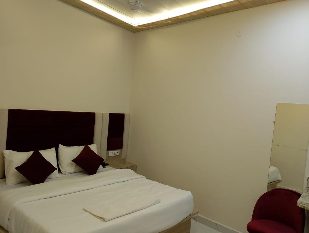 Hotel Lr Delite Inn Матхура Экстерьер фото
