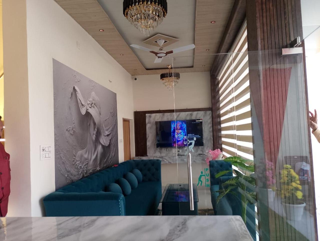 Hotel Lr Delite Inn Матхура Экстерьер фото